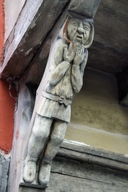 France, Haute-Loire (43), Brioude, maison du célébre contrebandier du XVIIe siècle Louis Mandrin, consoles ornées de sculptures atlantes réalisées vers 1940
