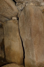 France, Morbihan (56), Golfe du Morbihan, galerie couverte entièrement gravée du Cairn de Gavrinis 3500 avant JC