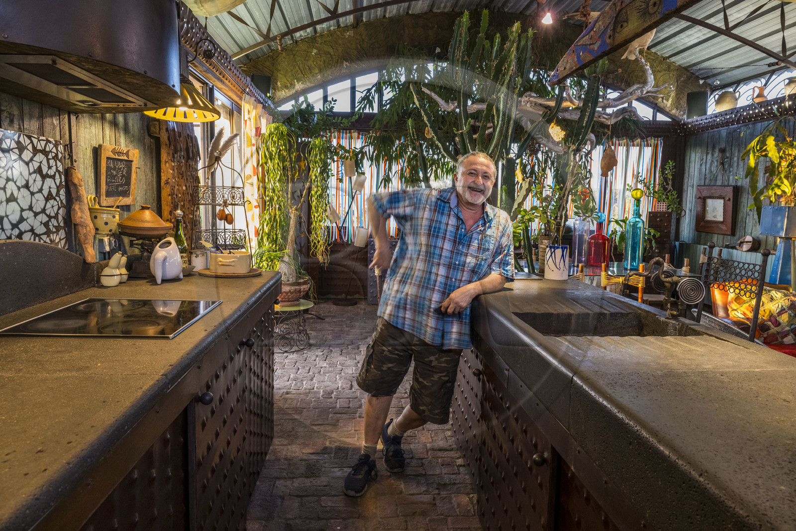 France, Hérault (34), Sète, la Maison du Pescatore, l'artiste et designer François Liguori dans sa maison