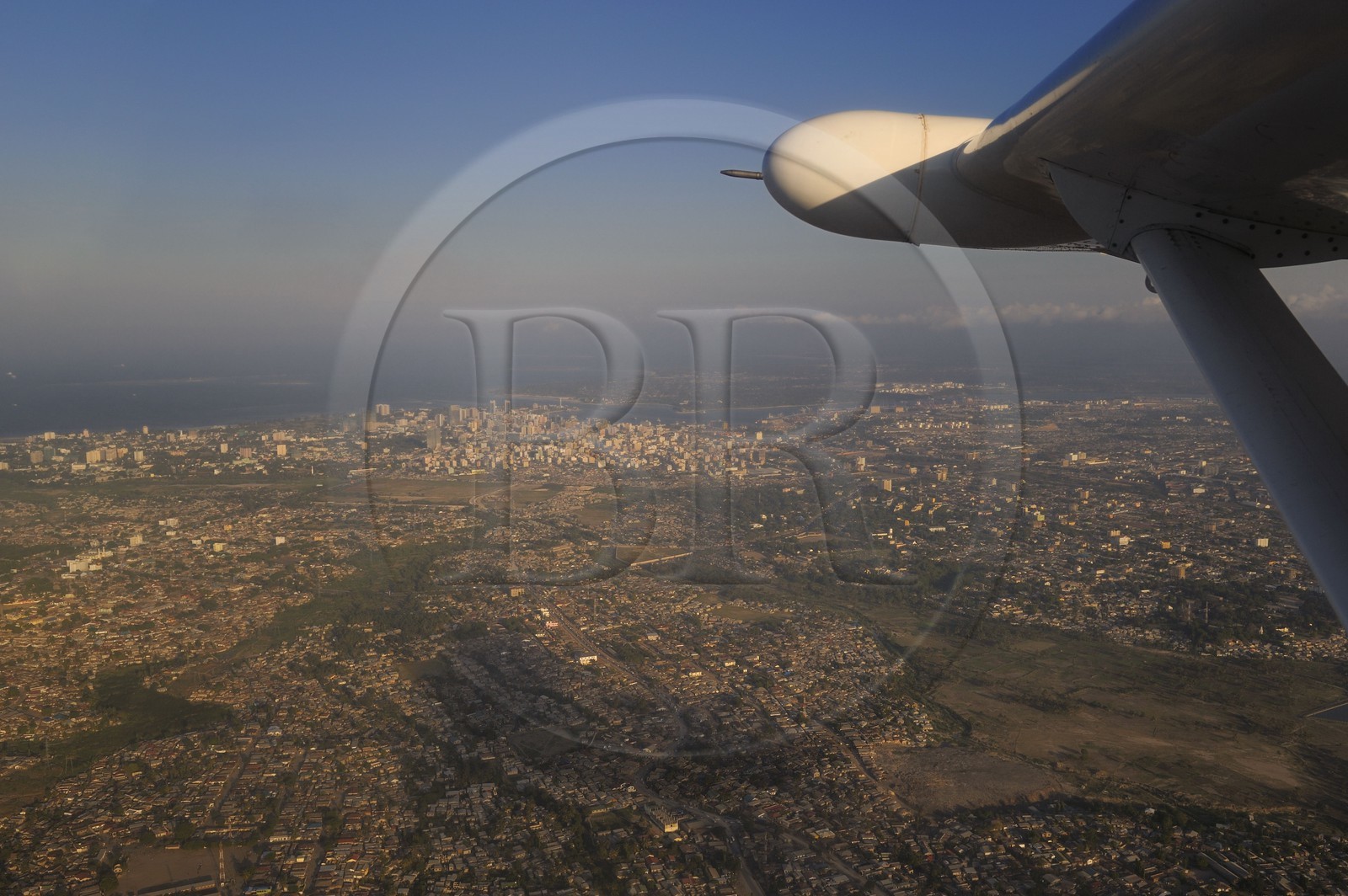 Tanzanie, Dar es-Salaam et ses faubourgs en bordure de l'océan indien (vue aérienne)