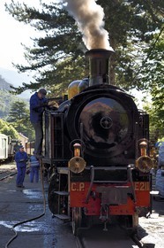 France, Alpes-Maritimes (06), Puget Théniers, le Train des Pignes, le chauffeur et le mécanicien font de l'eau pour la locomotive