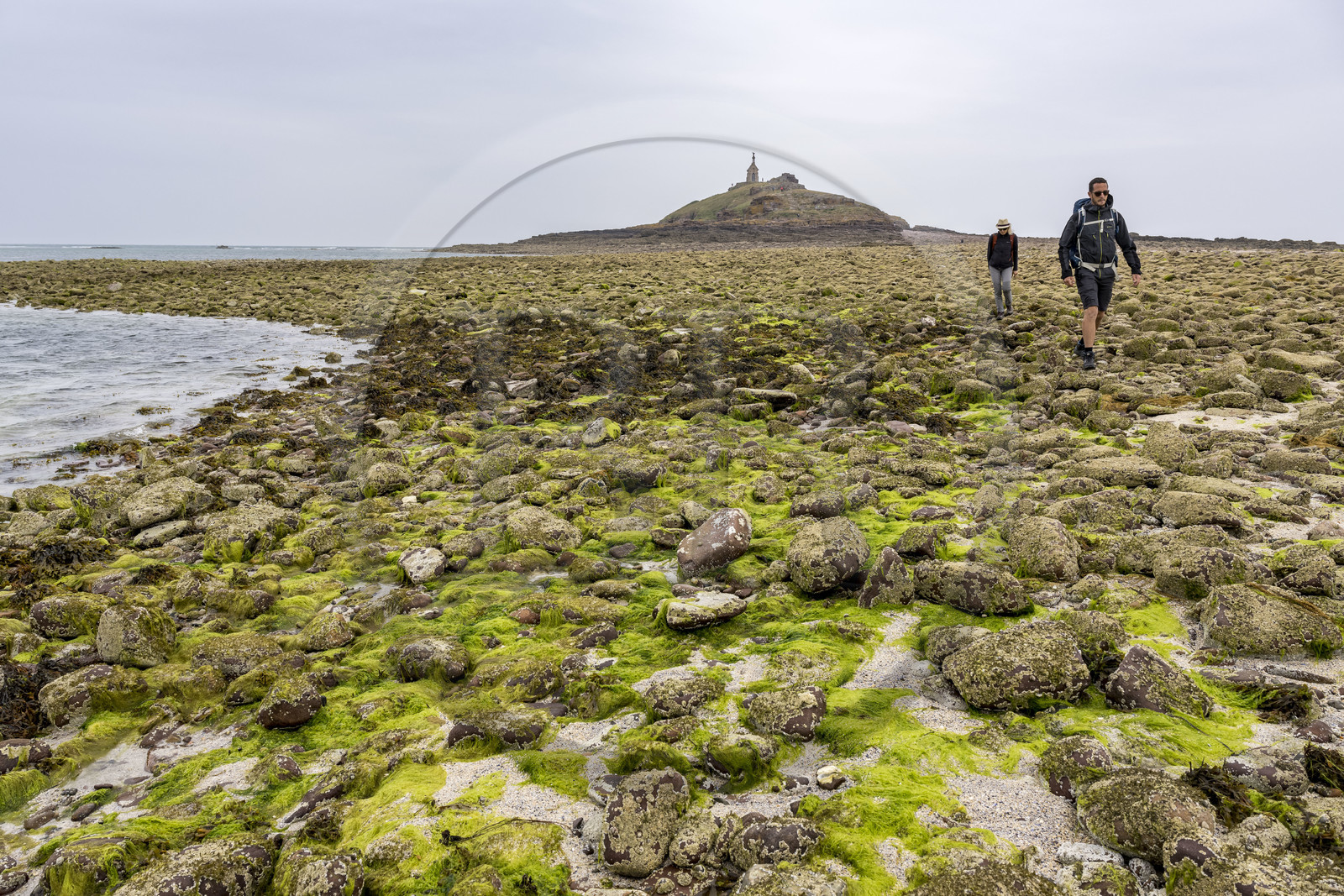 France, Côtes d'Armor (22), Grand Site de France Cap d'Erquy – Cap Fréhel, Erquy, l'Ilot Saint-Michel surmonté de la chapelle Saint-Michel accessible à pied à marée basse par un tombolo