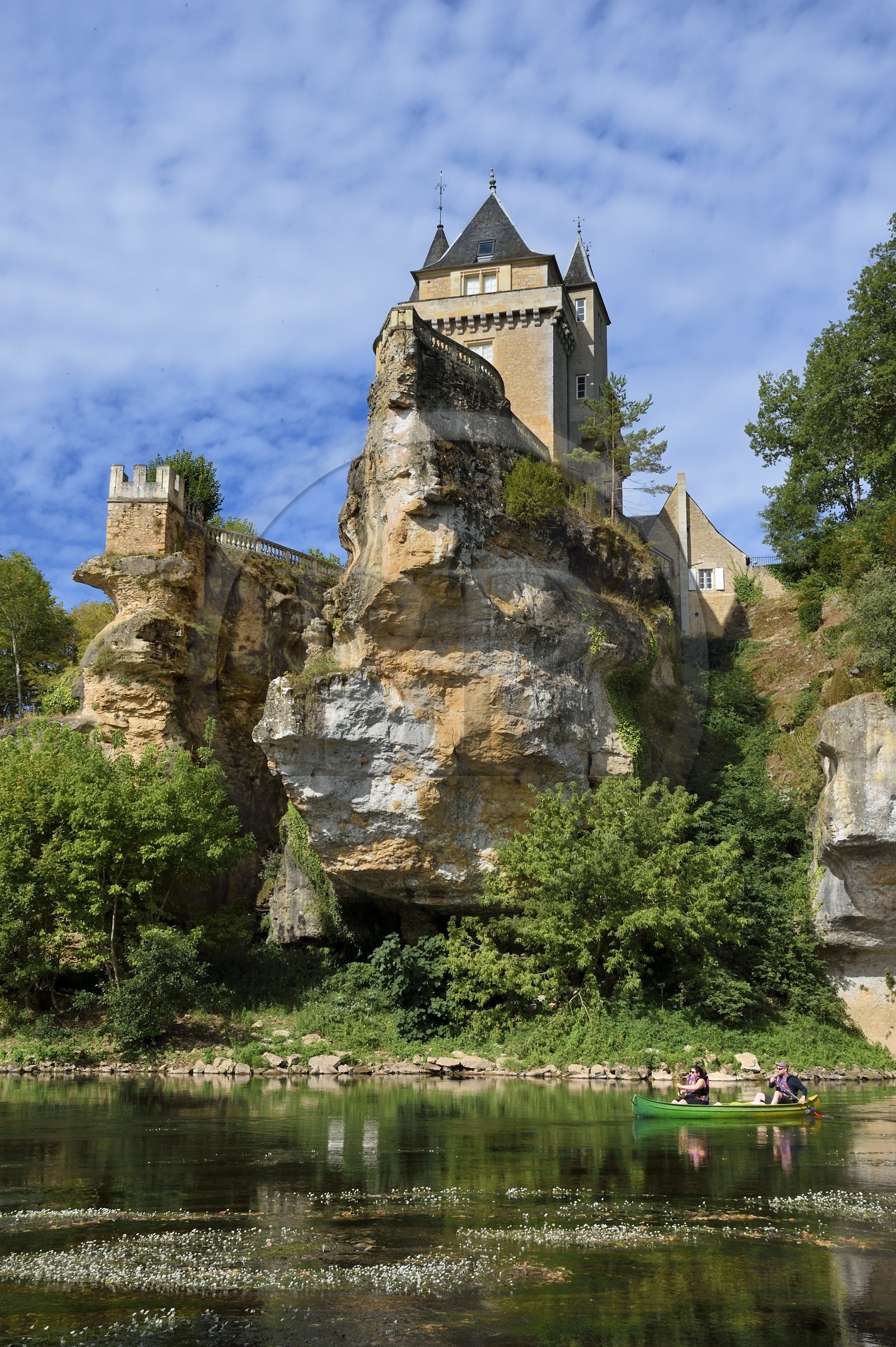 France, Dordogne (24), Périgord Noir, Thonac, le chateau de Belcayre sur son éperon rocheux au bord de la Vézère
