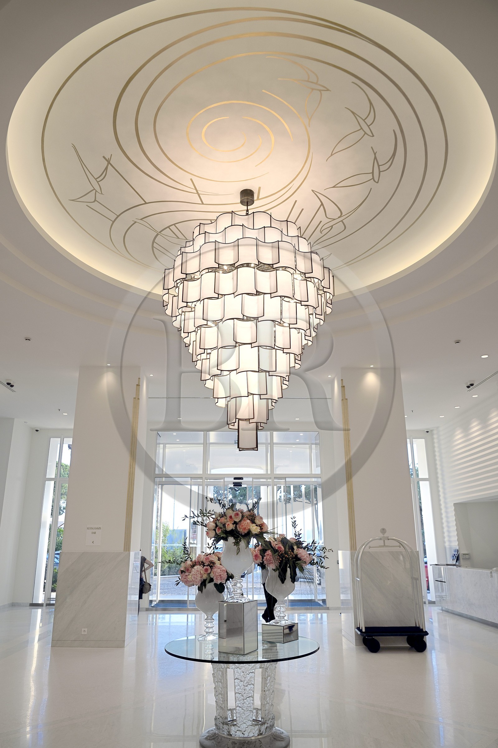 France, Alpes-Maritimes (06), Cannes, le palace du Martinez sur le boulevard de la Croisette, le lobby et son lustre