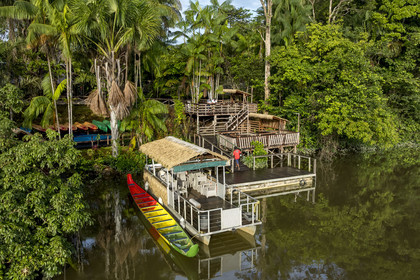 France, Guyane, Kourou, le carbet du Camp Maripas en bordure du fleuve Kourou (vue aérienne)