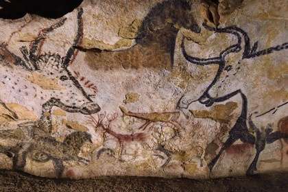 France, Dordogne (24), Périgord Noir, vallée de la Vezère, Montignac-sur-Vézère, Grotte de Lascaux II, reconstitution du site préhistorique et grotte ornée classés Patrimoine Mondial de l'UNESCO, Aurochs Chevaux et Cerfs