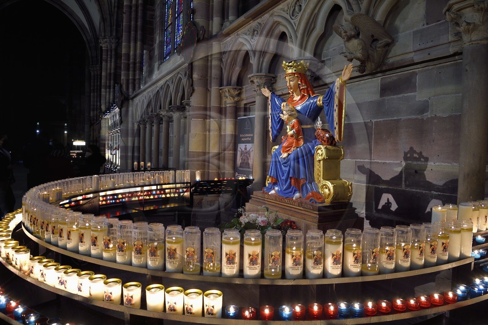 France, Bas-Rhin (67), Strasbourg, vieille ville classée au Patrimoine Mondial de l'UNESCO, la cathédrale Notre-Dame, la Nef, statue en bois peint de la Vierge à l'enfant réalisée en 1946 par Pierre Klein pour rappeler la grande promesse des scouts
