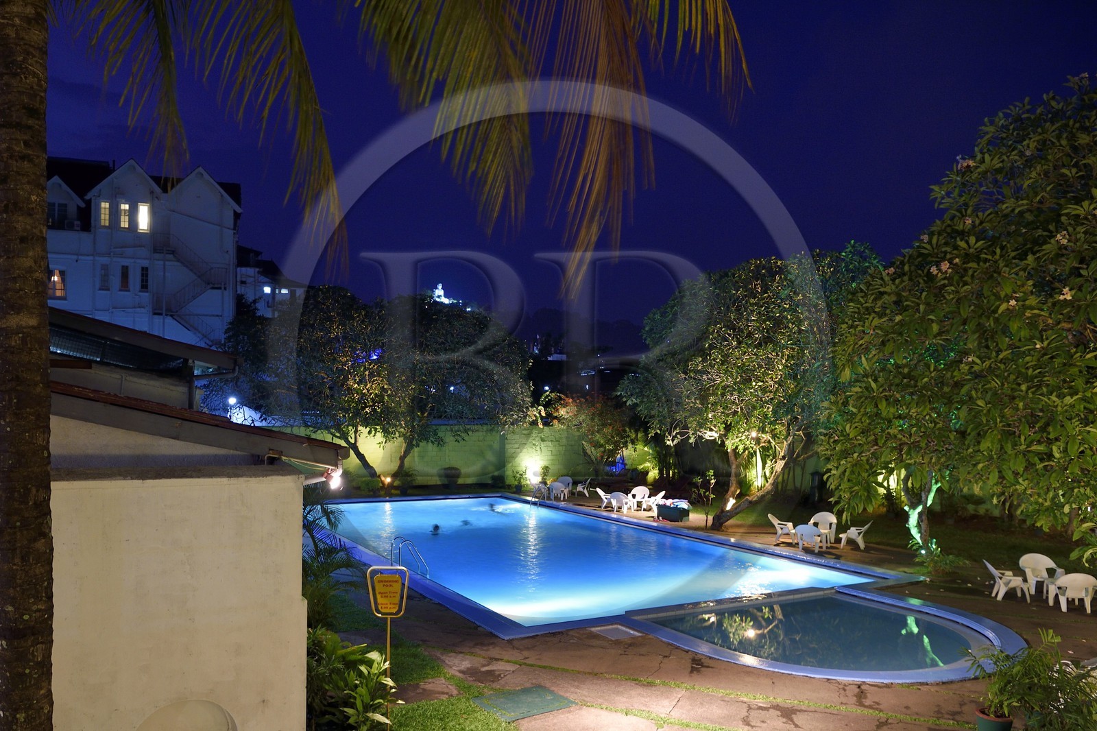 Sri Lanka, province du centre, Kandy, le Queen hotel datant de l'époque coloniale, la piscine