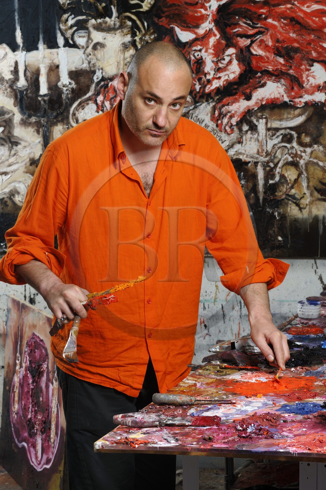 le peintre Fred Kleinberg dans son atelier parisien lors de la préparation de l'exposition Baroque Flesh