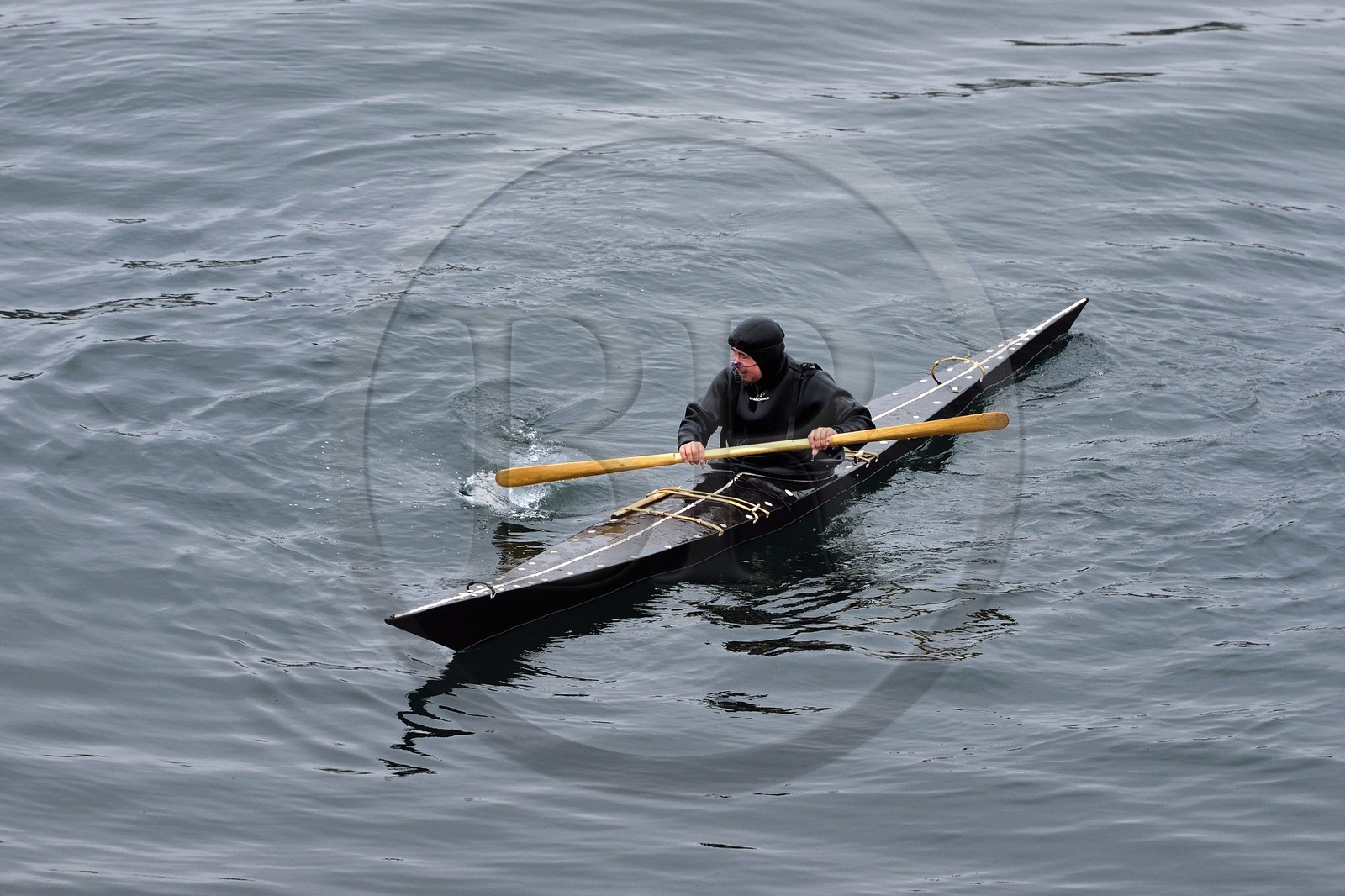 Groenland, région du centre ouest, Sisimiut (autrefois Holsteinsborg), inuit dans un kayak traditionnel