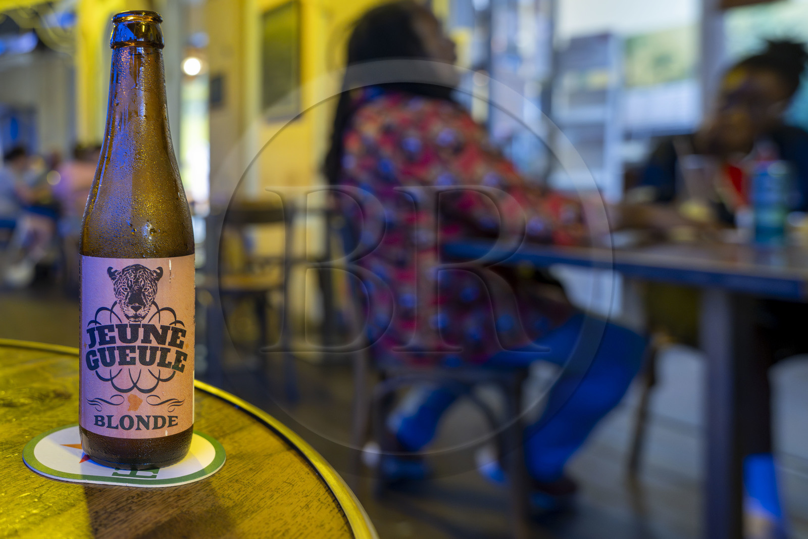 France, Guyane, Cayenne, place des Palmistes, terrasse de l'hôtel restaurant Les Palmistes, bouteille de la bière locale Jeune Geule (jungle)