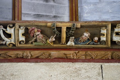 France, Finistère (29), église de Pleyben, sculptures peintes en bois sur la sablière décorant la voûte (16ème siècle)