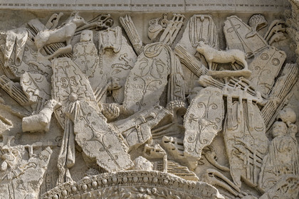France, Vaucluse (84), Orange, l'arc de triomphe d'Orange, classé Patrimoine Mondial de l'UNESCO, arc monumental romain du début du Ier siècle, trophée d'armes avec boucliers, étendards, casques ...