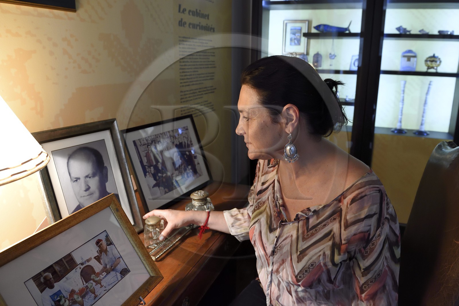 Maroc, Casablanca, musée Abderrahman Slaoui dit La Maison du Collectionneur, la propriétaire Malika Slaoui-Yaker regardant le portrait de son père Abderrahman