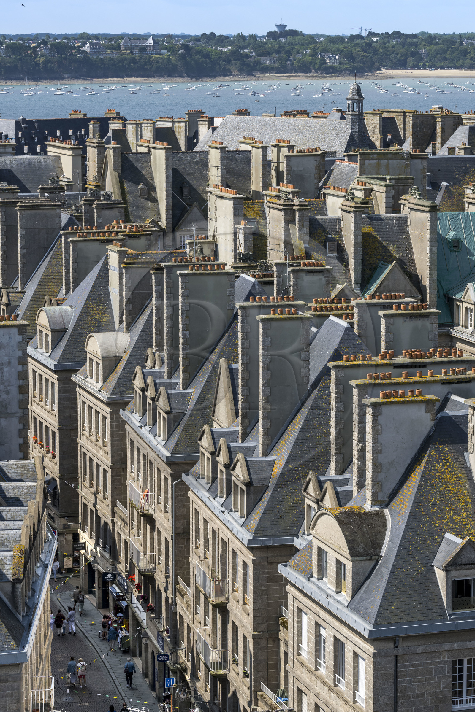 France, Ille-et-Vilaine (35), Côte d'Emeraude, Saint-Malo intra-muros, vue sur la ville depuis le haut du clocher de la cathédrale vers l'ouest et Dinard, rue Broussais