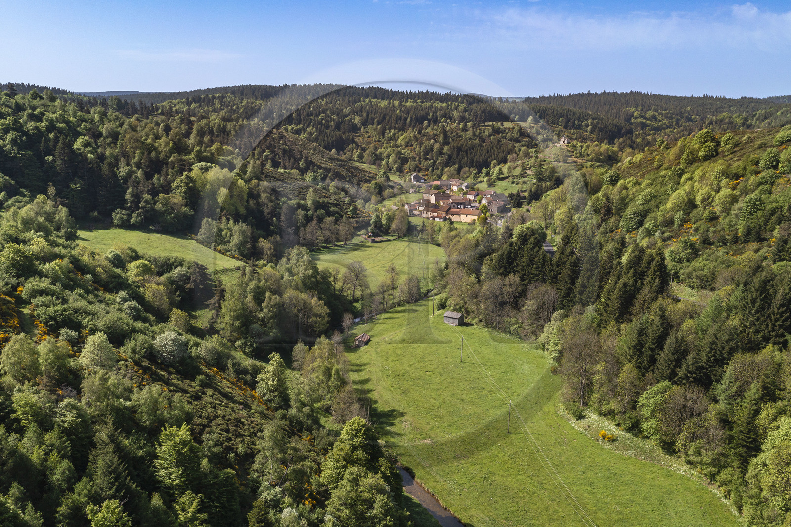France, Lozère (48), Cheylard-l'Evêque, randonnée avec un âne sur le chemin de Stevenson (GR 70), le village dans la vallée (vue aérienne)