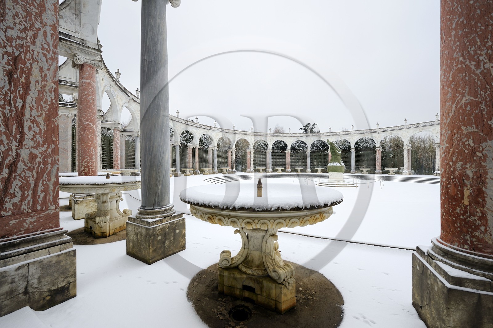 France, Yvelines (78), parc du château de Versailles sous la neige, classé Patrimoine Mondial de l'UNESCO, Bosquet de la Colonade, péristyle circulaire de Mansart
