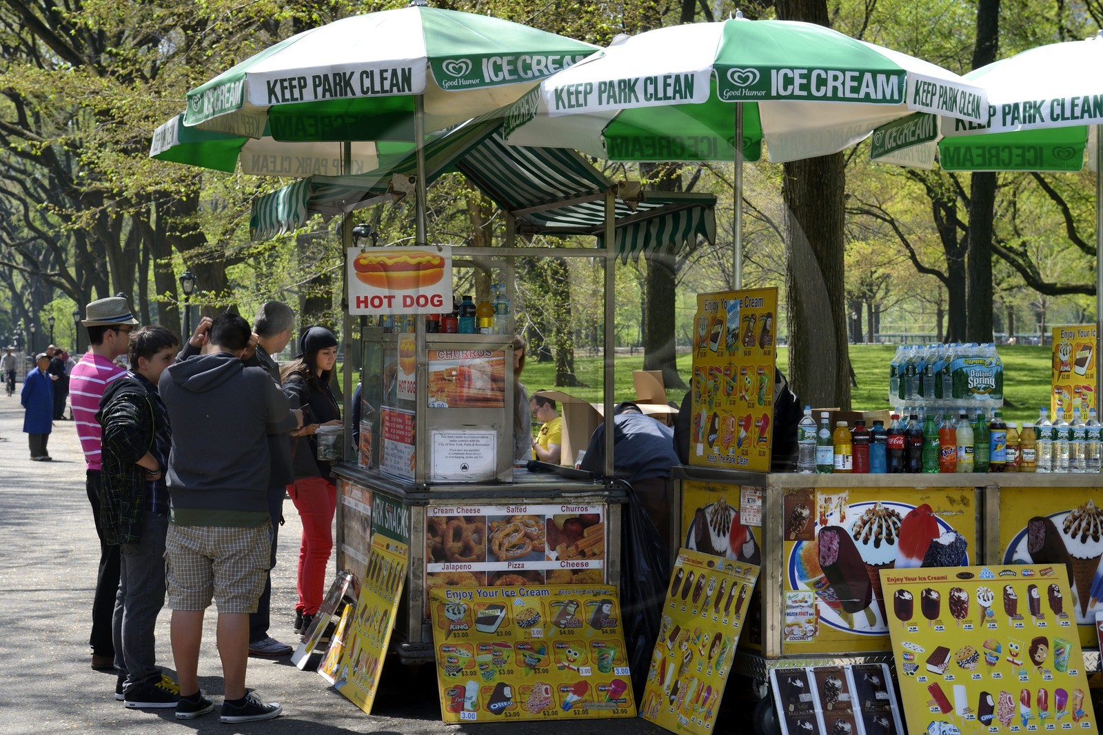Etats-Unis, New York, Manhattan, Central Park, vendeur ambulant de Hot Dog, boissons et de glaces