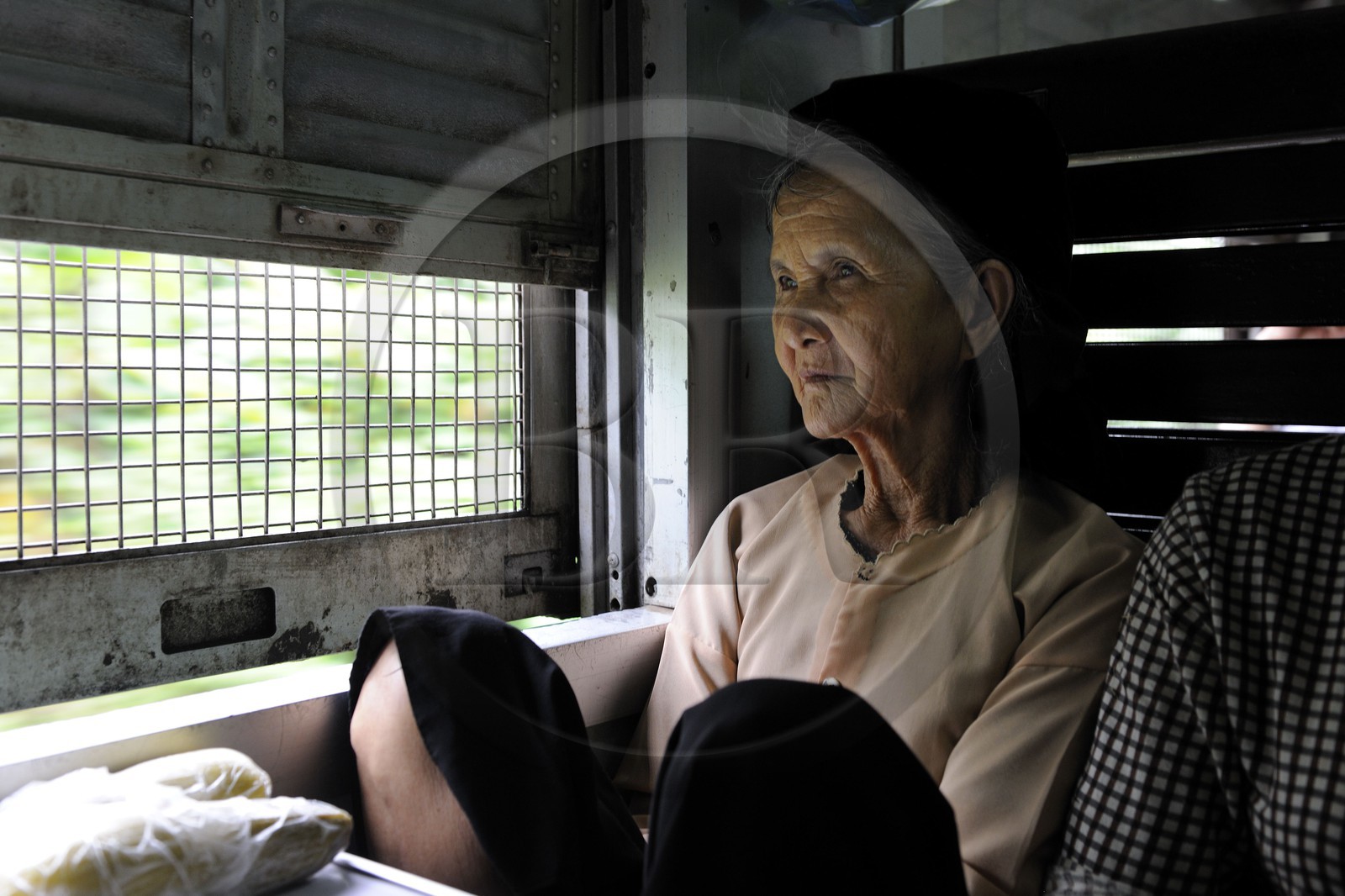 Vietnam, train de jour de Lao Cai à Hanoï, classe assis dur non climatisé, les grillages sont là pour protéger les passagers des éventuels lancer de pierres par des enfants