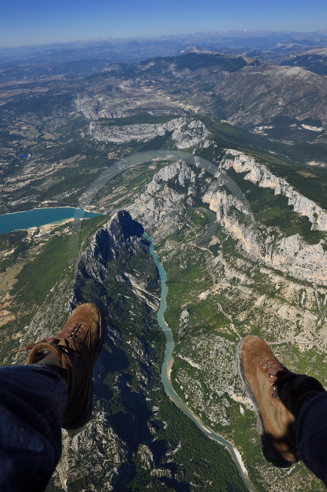 Var (83) rive gauche et Alpes-de-Haute-Provence (04) rive droite, Parc Naturel Régional du Verdon, les Gorges du Verdon qui débouchent sur le lac de Sainte Croix, la chaîne des Alpes en arrière plan (vue aérienne)