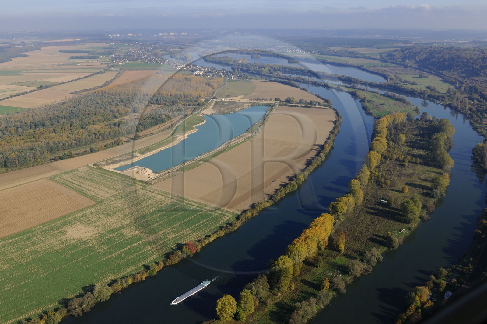 France, Eure (27), péniche sur la Seine vers Heudebouville, ile de Lormais (vue aérienne)