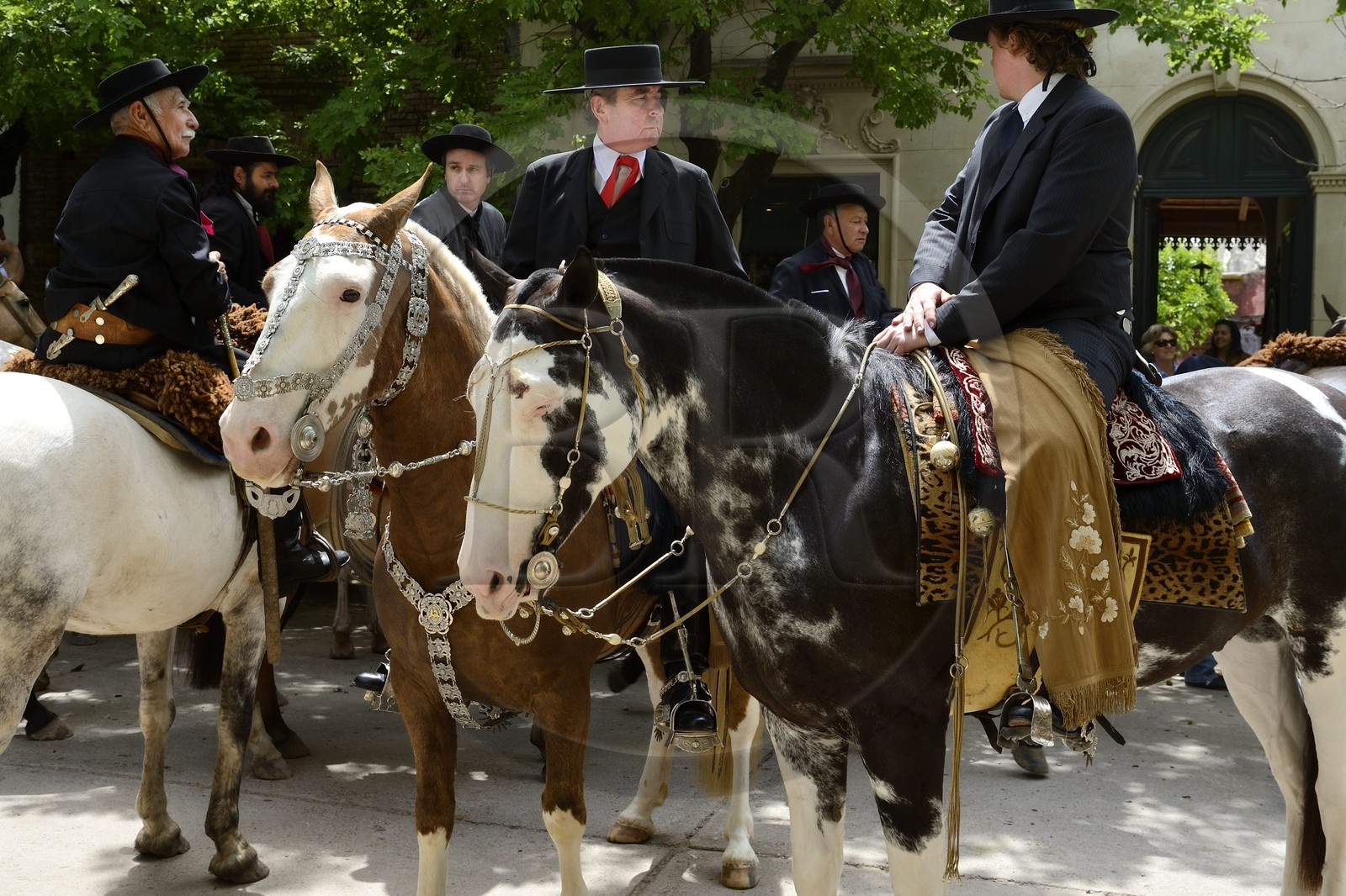 Argentine, province de Buenos Aires, San Antonio de Areco, fête du Jour de la Tradition (Dia de la Tradicion), gauchos à cheval en habit traditionnel, estancieros (gauchos propriétaires d'un ranch)