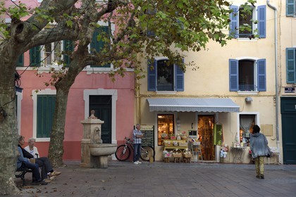 France, Var (83), Sanary-sur-Mer, ruelle de la vieille ville