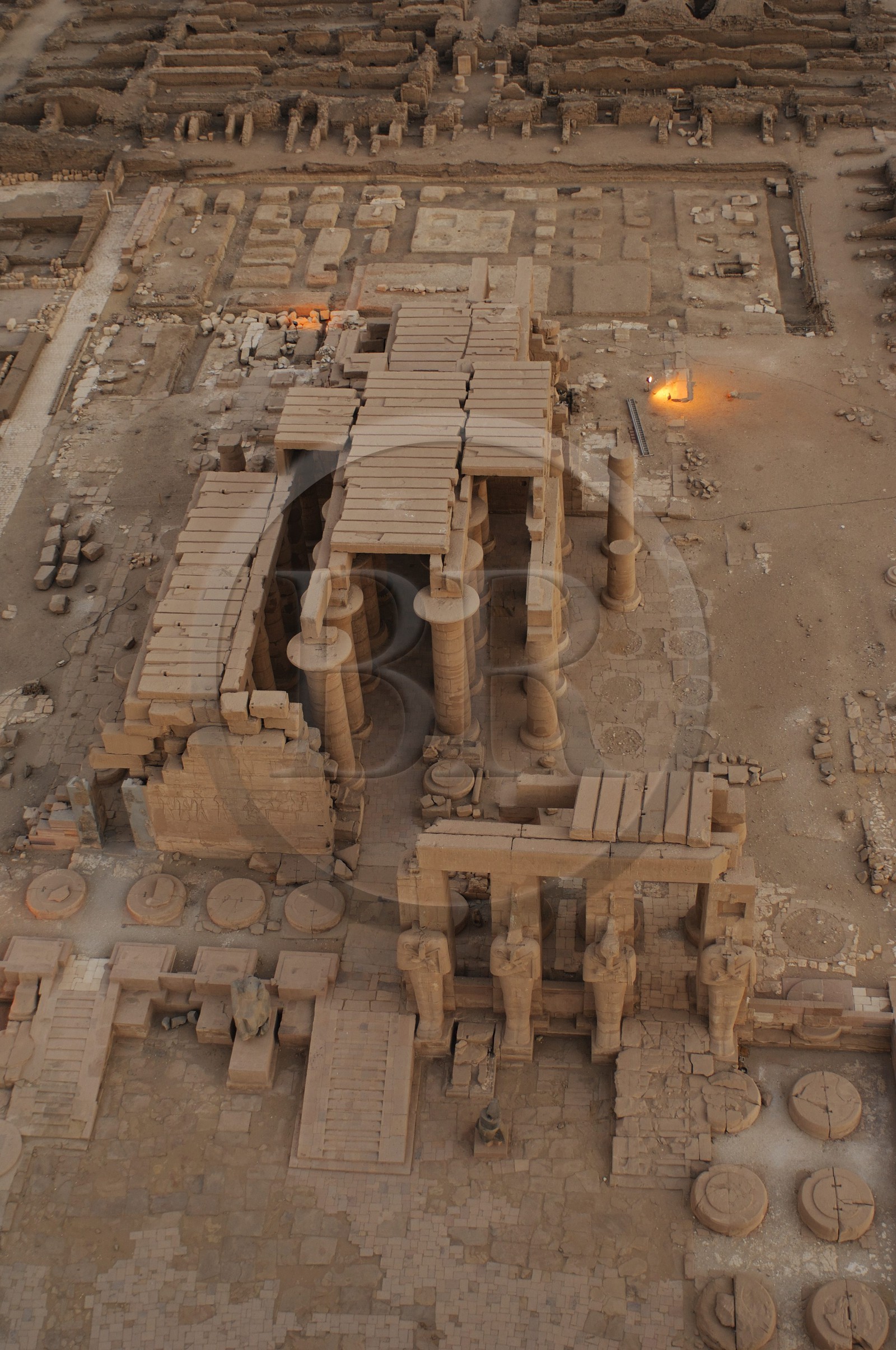 Egypte, Haute Egypte, vallée du Nil, environs de Louxor, nécropole thébaine classée Patrimoine Mondial de l'UNESCO, Thèbes Ouest, temple de Ramesseum (vue aérienne)