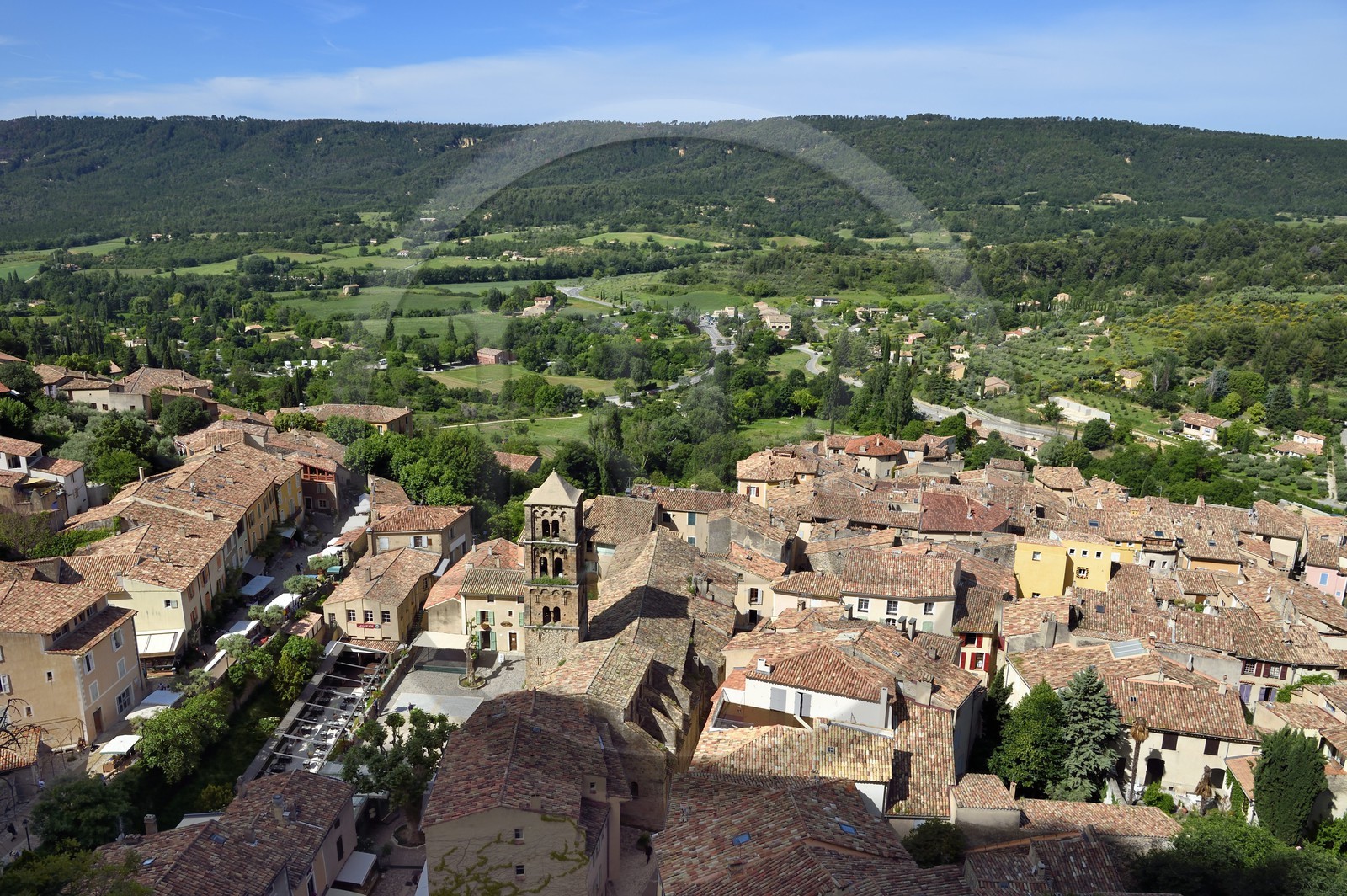 France, Alpes-de-Haute-Provence (04), Parc Naturel Régional du Verdon, Moustiers-Sainte-Marie, labellisé Les Plus Beaux Villages de France, l'église Notre-Dame-de-l'Assomption et son clocher du XIIe siècle