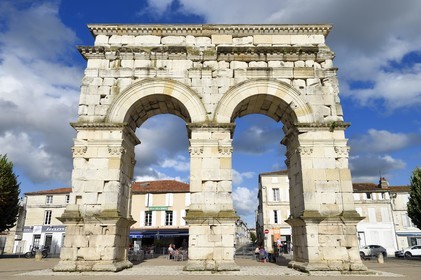 France, Charente-Maritime (17),  Saintonge, Saintes, l'arc de Germanicus est un arc routier en bordure de la Charente érigé en l'an 18-19 en l'honneur de l'empereur Tibère, son fils Drusus et son neveu et fils adoptif Germanicus