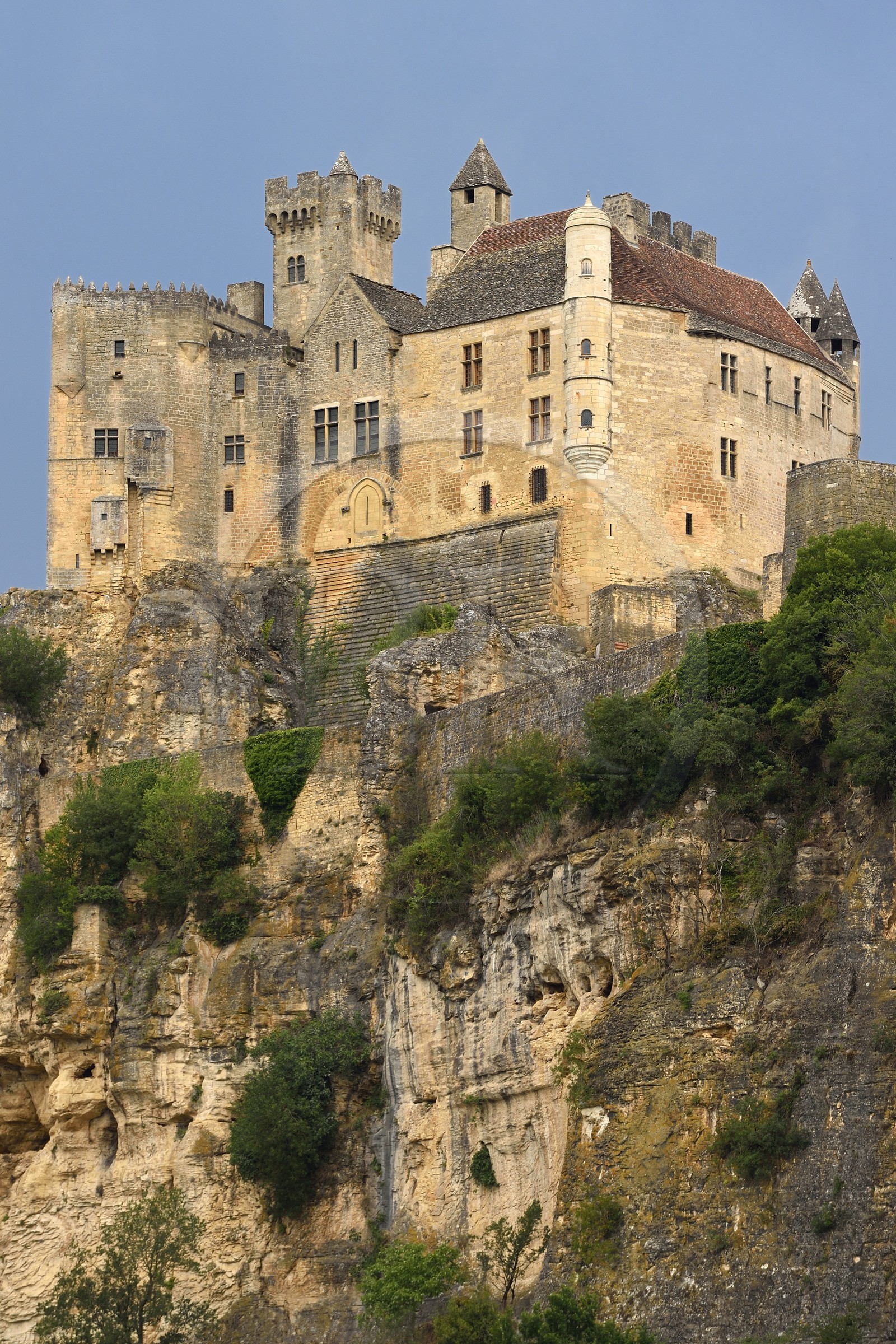 France, Dordogne (24), Périgord Noir, vallée de la Dordogne, Beynac-et-Cazenac, labellisé Les Plus Beaux Villages de France, château sur un éperon rocheux au dessus de la rivière Dordogne