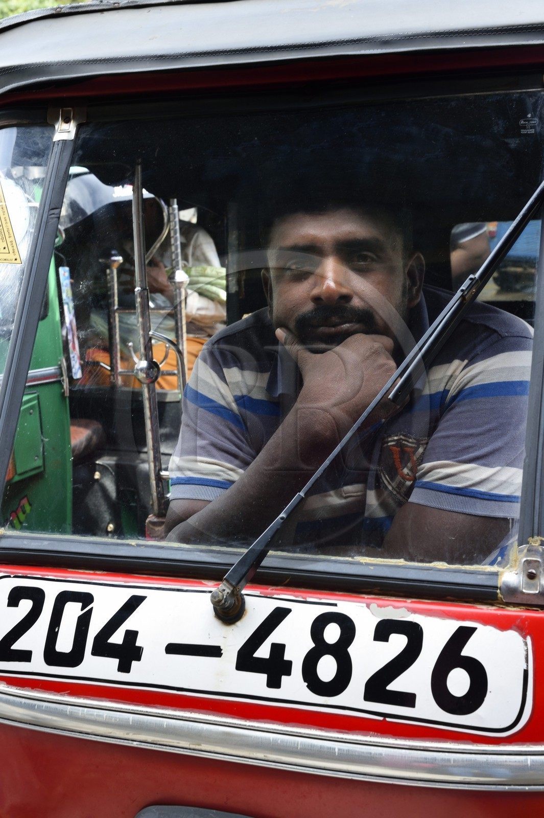 Sri Lanka, province de l'Est, Trincomalee, chauffeur de Tuk-Tuk devant le marché couvert