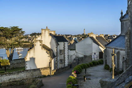 France, Finistère (29), Iles du Ponant, Ile de Batz, le Bourg et le phare en arrière plan