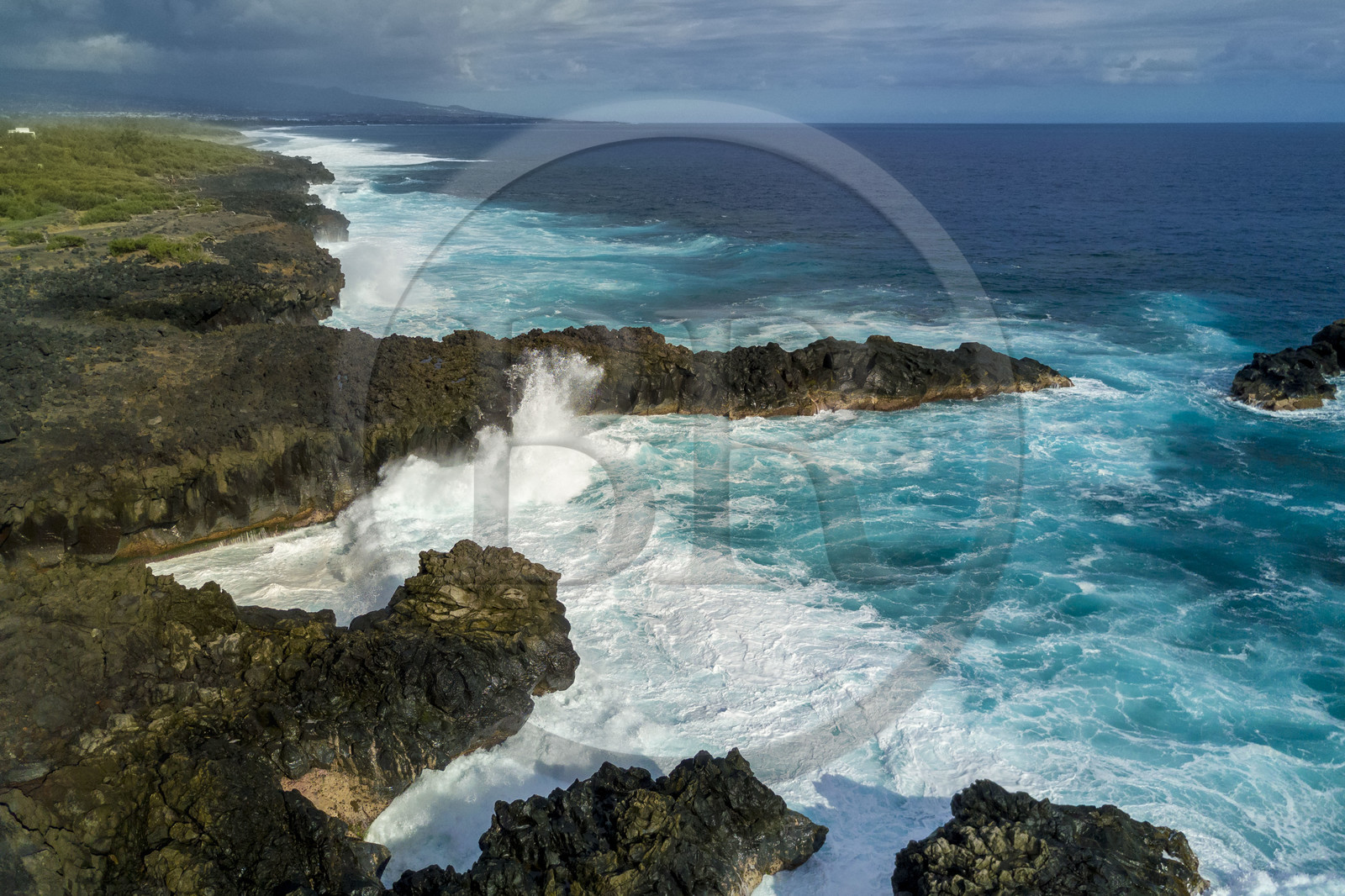 France, Ile de la Reunion, L'Etang Salé les Bains, la côte entre Le Gouffre et l'Etang du Gol, roches noires basaltiques d'origine volcanique tourmentées par l'océan (vue aérienne)
