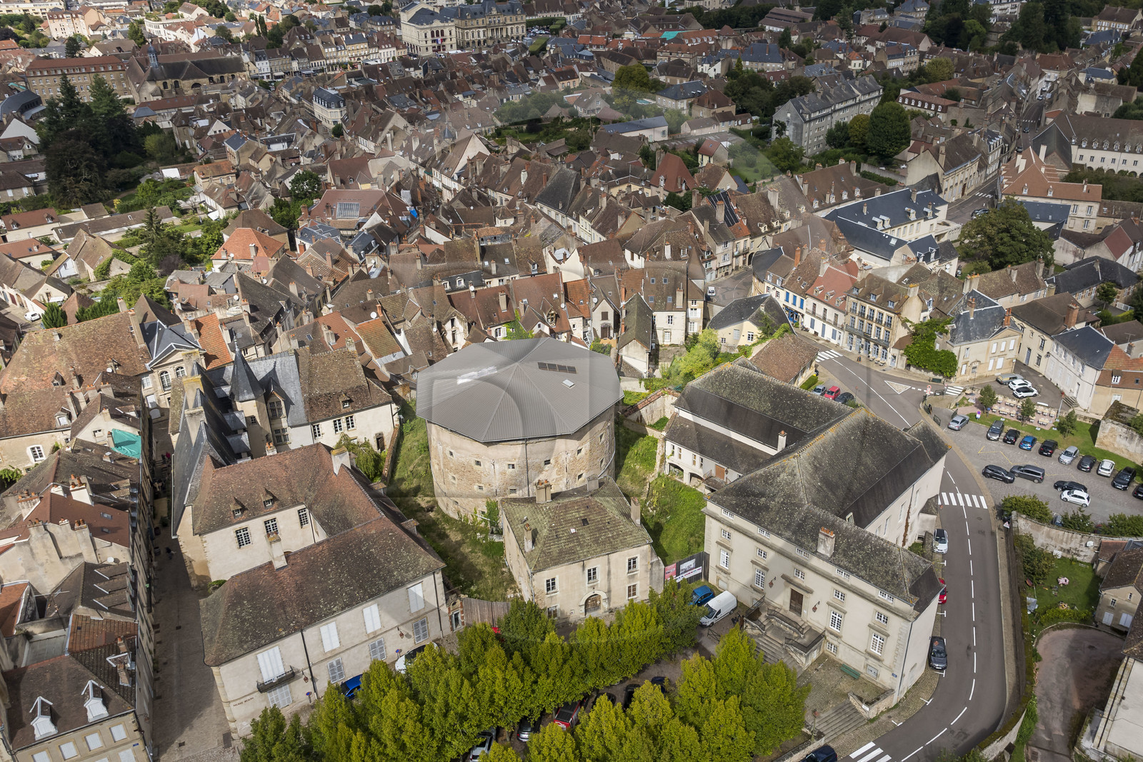 France, Saône-et-Loire (71), Autun, le musée Rolin actuel à gauche sera étendu aux deux batiments voisins qui bordent la place Saint-Louis: la prison circulaire du XIXe siècle et l’ancien Palais de Justice à droite (vue aérienne)