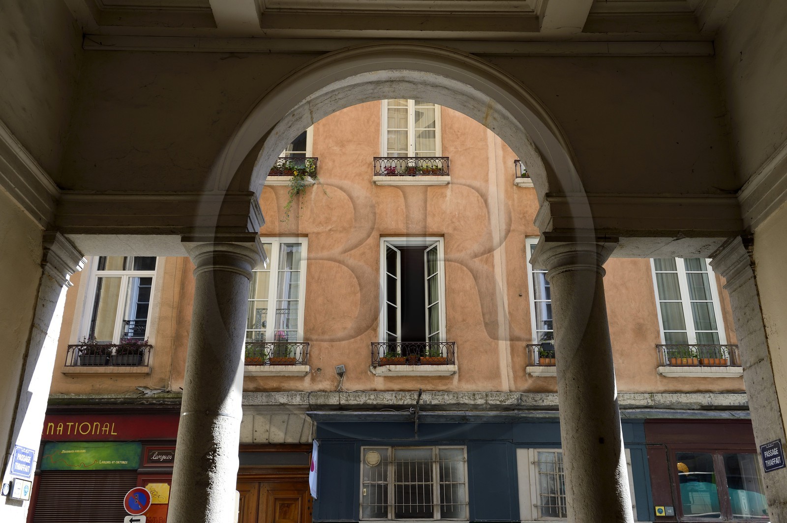 France, Rhône (69), Lyon, site historique classé Patrimoine Mondial de l'UNESCO, quartier de la Croix-Rousse, arcade du passage Thiaffait donnant sur la rue René Leynaud