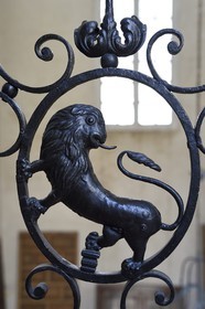 France, Bouches-du-Rhône (13), Arles, l’hotel particulier de Vernon (XVIIIe siècle) propriété de la famille Dervieux depuis quatre générations, lion décorant la rampe d'escalier