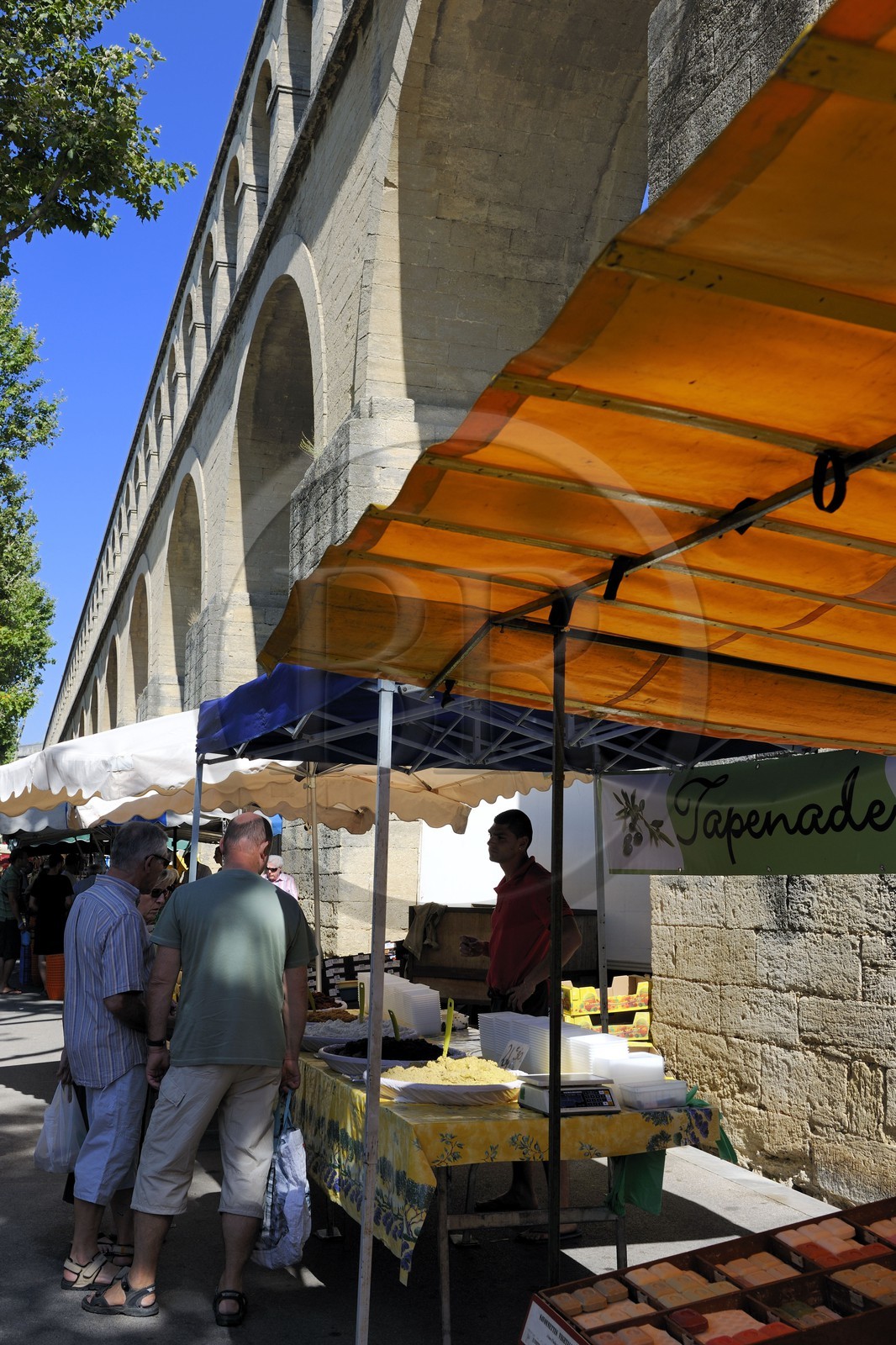 France, Hérault (34), Montpellier, Marché des Arceaux sous l'Aqueduc Saint Clément
