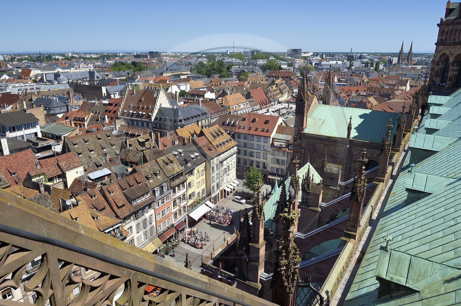 France, Bas-Rhin (67), Strasbourg, vieille ville classée au Patrimoine Mondial de l'UNESCO, la facade nord de la cathédrale Notre-Dame et la place de la cathédrale