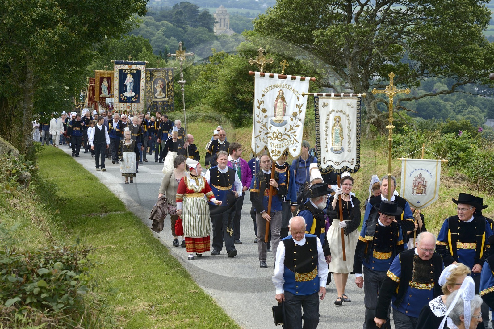 France, Finistère (29), Locronan, labellisé Les Plus Beaux Villages de France, procession de la petite Troménie, en arrière plan l'église Saint Ronan
