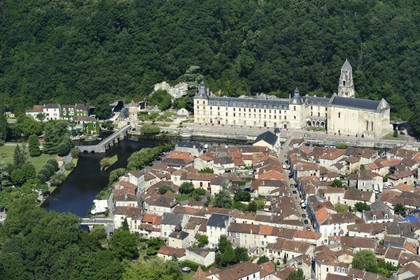 France, Dordogne (24), Brantôme, l'abbaye bénédictine Saint-Pierre en bordure de la Dronne et le village (vue aérienne)