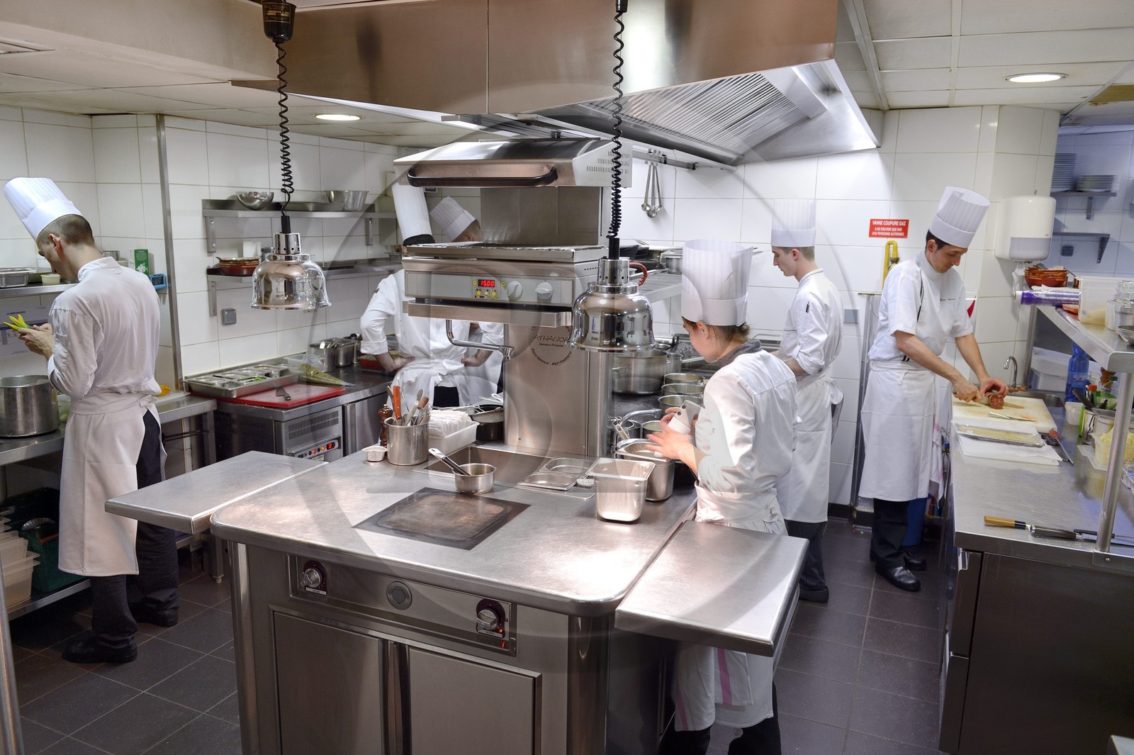 France, Rhône (69), Lyon, restaurant de la Mère Brazier fondé en 1921 par Eugénie Brazier, la brigade de Mathieu Viannay Chef doublement étoilé au guide Michelin en cuisine
