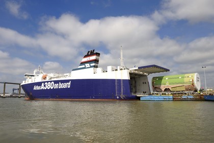 France, Loire-Atlantique (44), port autonome de Nantes Saint-Nazaire, terminal roulier de Gron - Montoir de Bretagne, embarquement d'une pièce de l'airbus A380