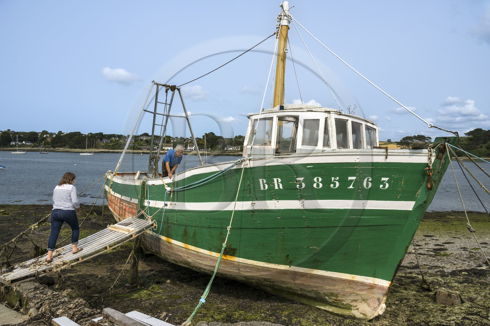 France, Finistère (29), Pays des Abers, port de Saint-Pabu sur l'Aber Benoit, chantier de construction navale Bégoc spécialisé dans la restauration de bateau en bois, dragueur en bois des années 60 specialement conçu pour la famille Madec pour l'ostréiculture