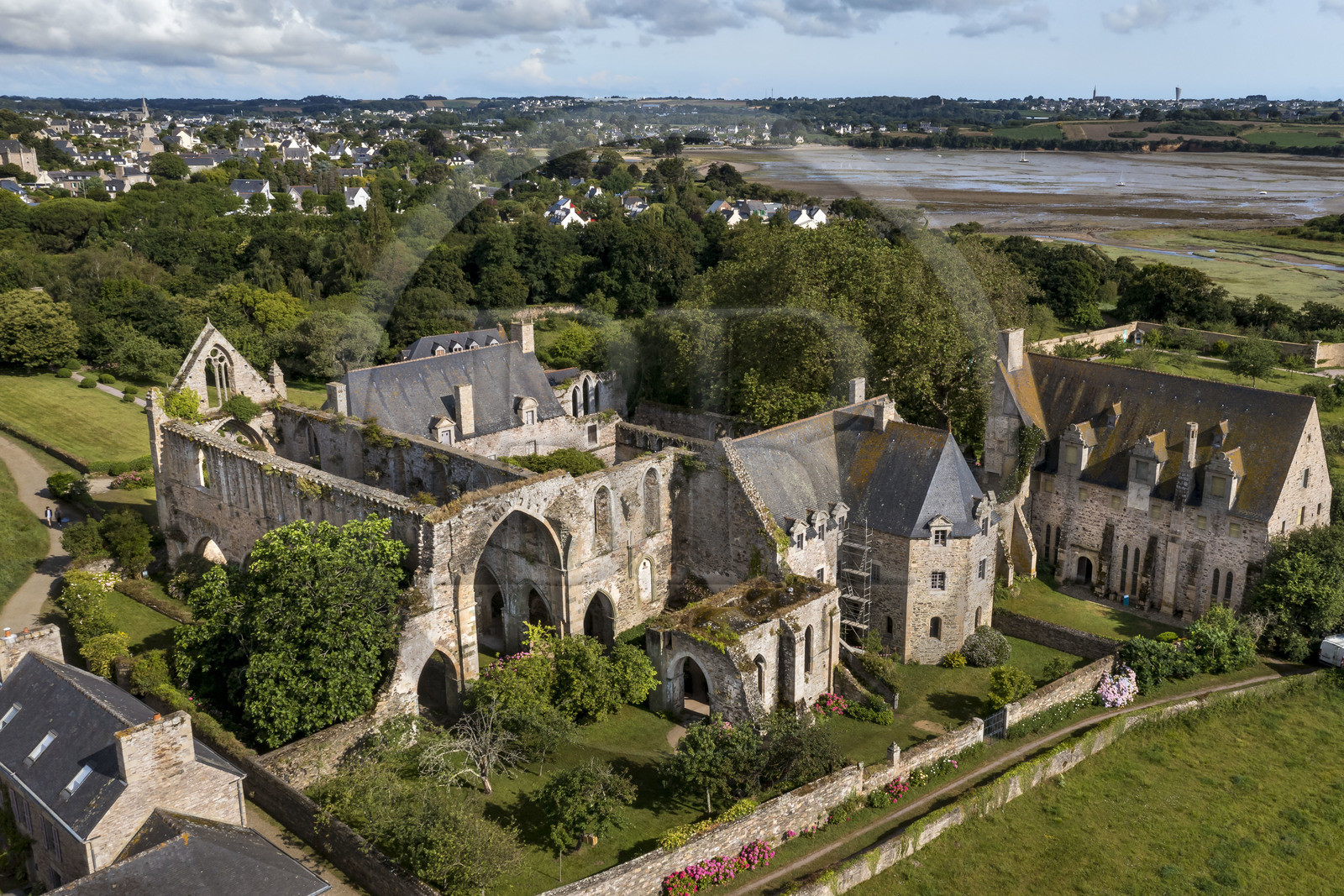 France, Cotes d'Armor, Paimpol, abbaye de Beauport du XIIIème siècle (vue aérienne)
