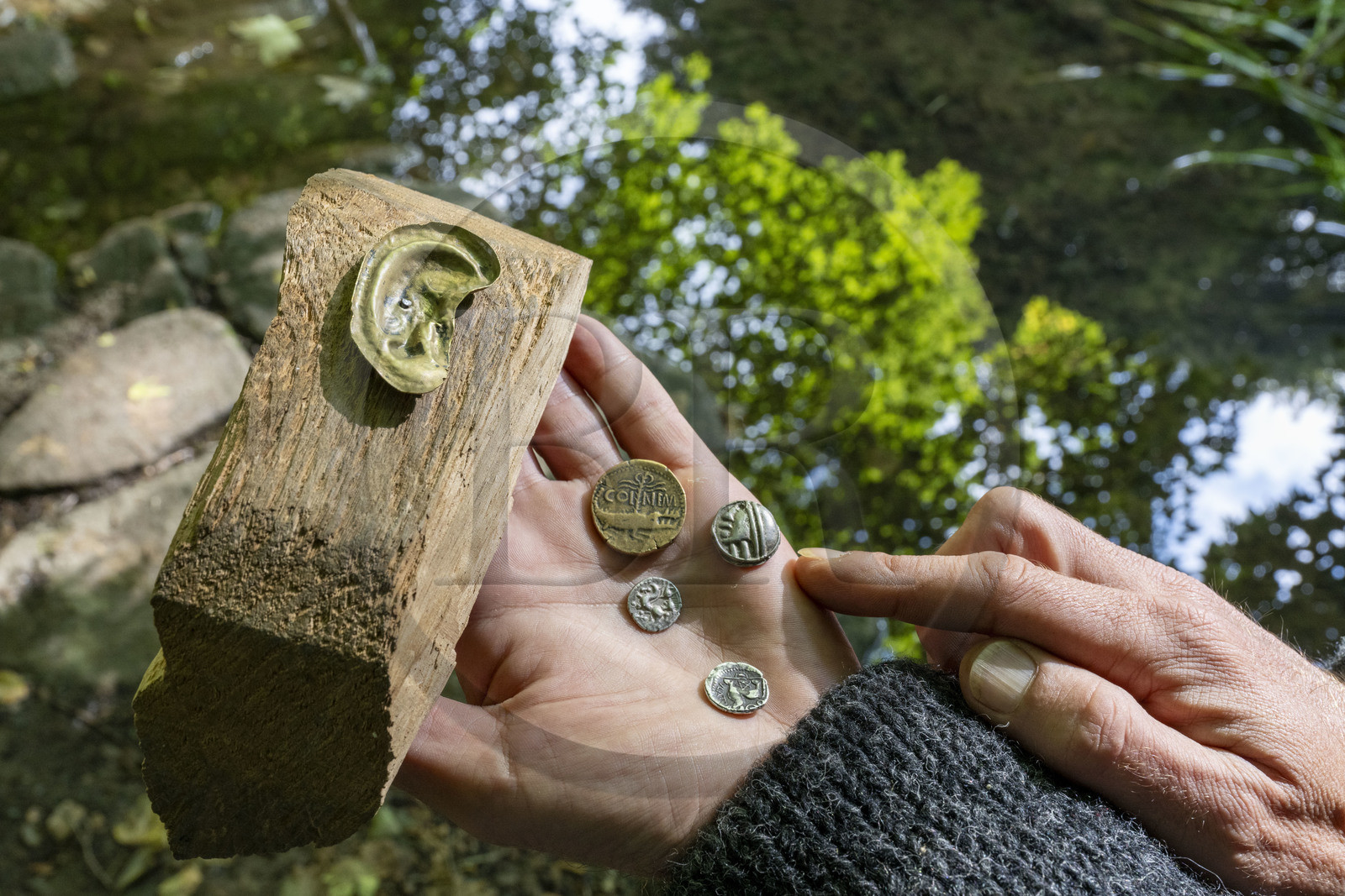 France, Saône-et-Loire (71), parc naturel régional du Morvan, Saint-Léger-sous-Beuvray, oppidum de Bibracte, capitale du peuple celte des Éduens, site archéologique sur le mont Beuvray, la fontaine Saint-Pierre, la fontaine Saint-Pierre, offrandes et Ex-voto en forme d'oreille découvertes dans la fontaine datant de l'époque antique