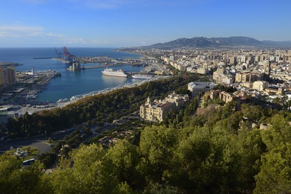 Espagne, Andalousie, Malaga,  vue générale sur le port, l'hotel de ville, la Alcazaba et la cathédrale depuis le Castillo de Gibralfaro