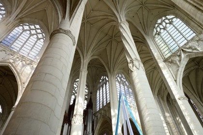 France, Meurthe-et-Moselle (54), la basilique Saint-Nicolas-de-Port, cannelure torse masquant un faux aplomb sur l'une des colonnes de 21,50 m