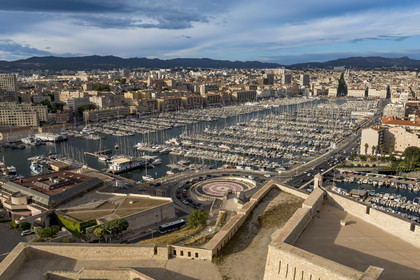 France, Bouches-du-Rhône (13), Marseille, le Vieux Port vu depuis la Citadelle de Marseille (Fort Saint-Nicolas, le haut fort appelé fort d’Entrecasteaux) (vue aérienne)