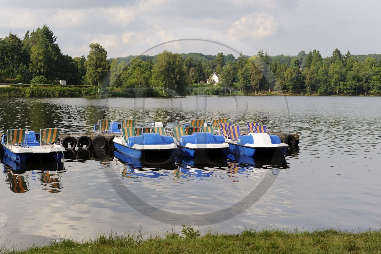 France, Nièvre (58), lac des Settons, pédalos